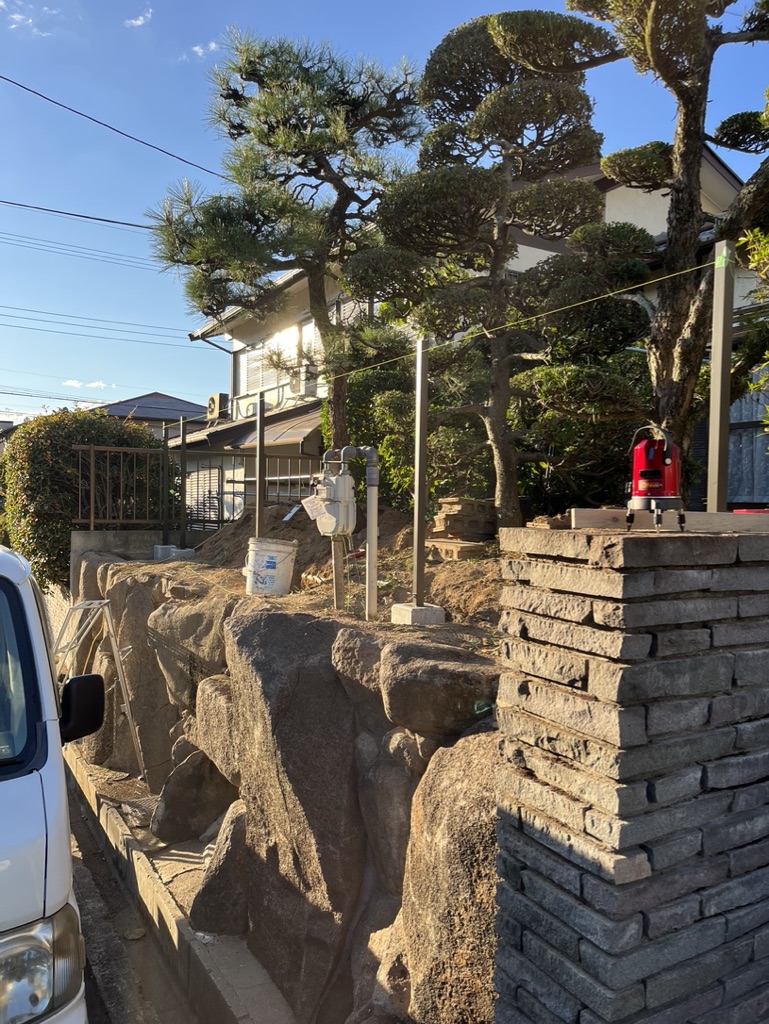 アルミフェンスの柱設置中